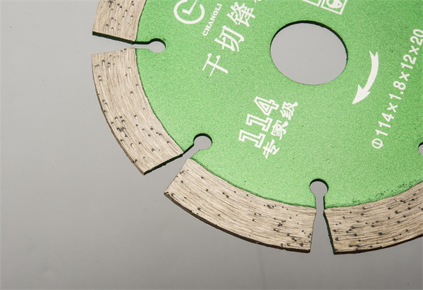 干切金剛石鋸片加工過的石材干掛石板墻安裝怎樣預防危險